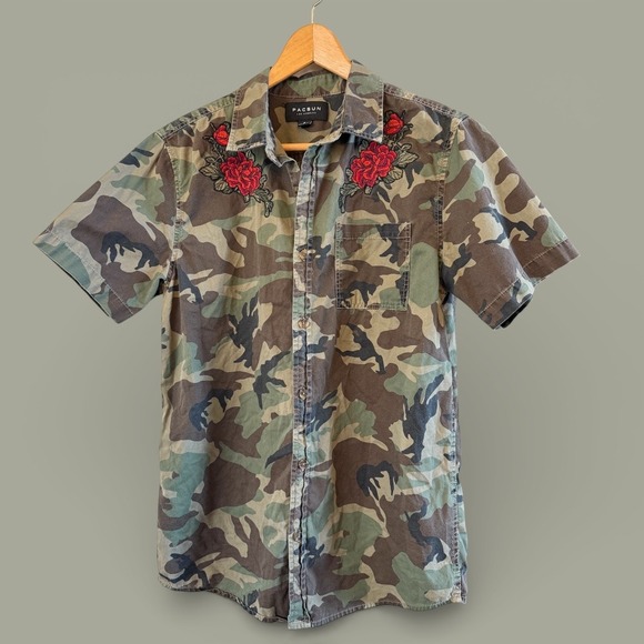 PacSun Other - Men's Pacsun Woodland‎ Camo with Roses Short Sleeve Small Button Down Shirt